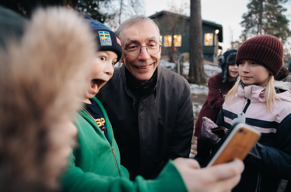 A child taking a selfie of him and Svante Pääbo.