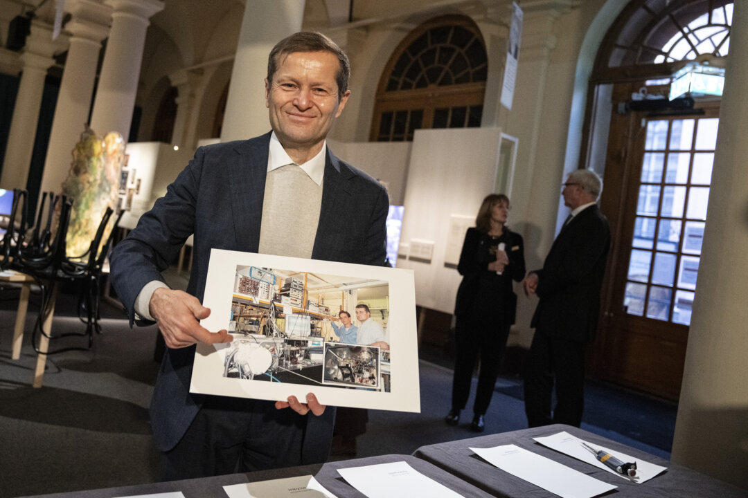 Ferenc Krausz presenting his gift