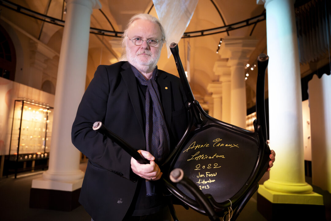 Literature laureate Jon Fosse with a signed chair