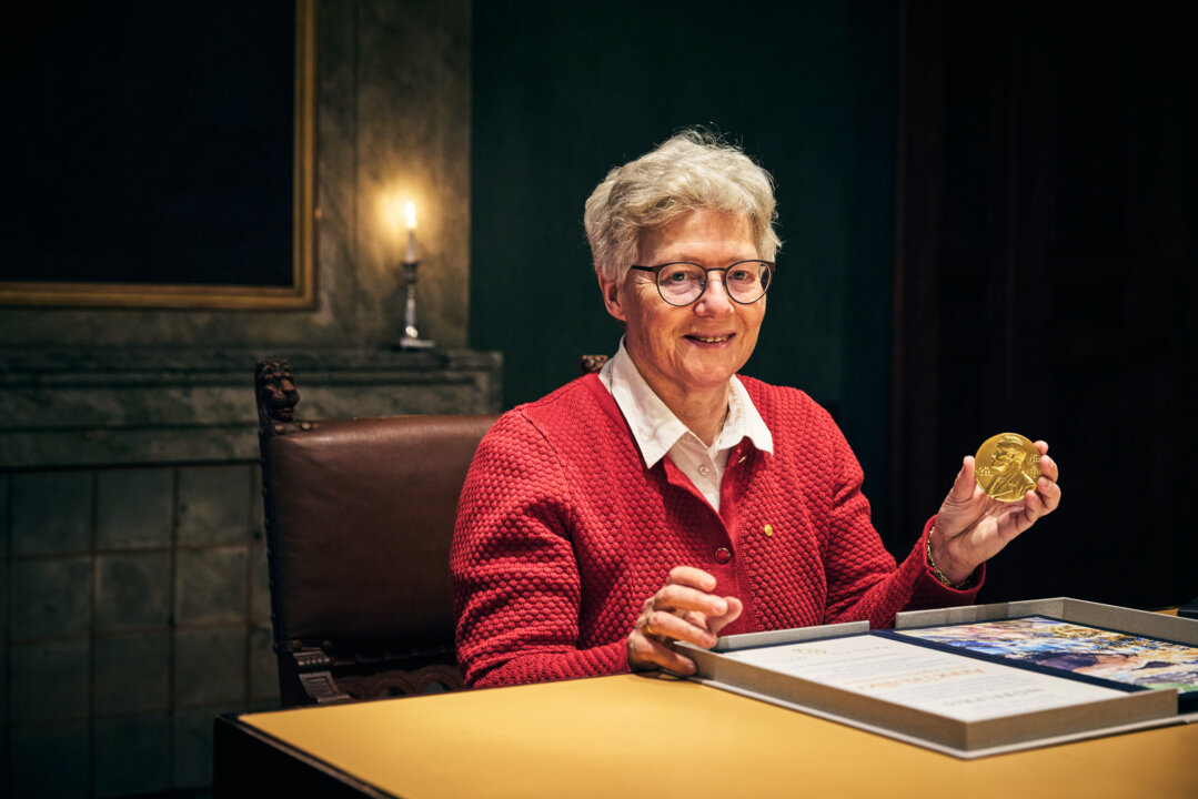 Anne L’Huillier showing her Nobel Prize medal