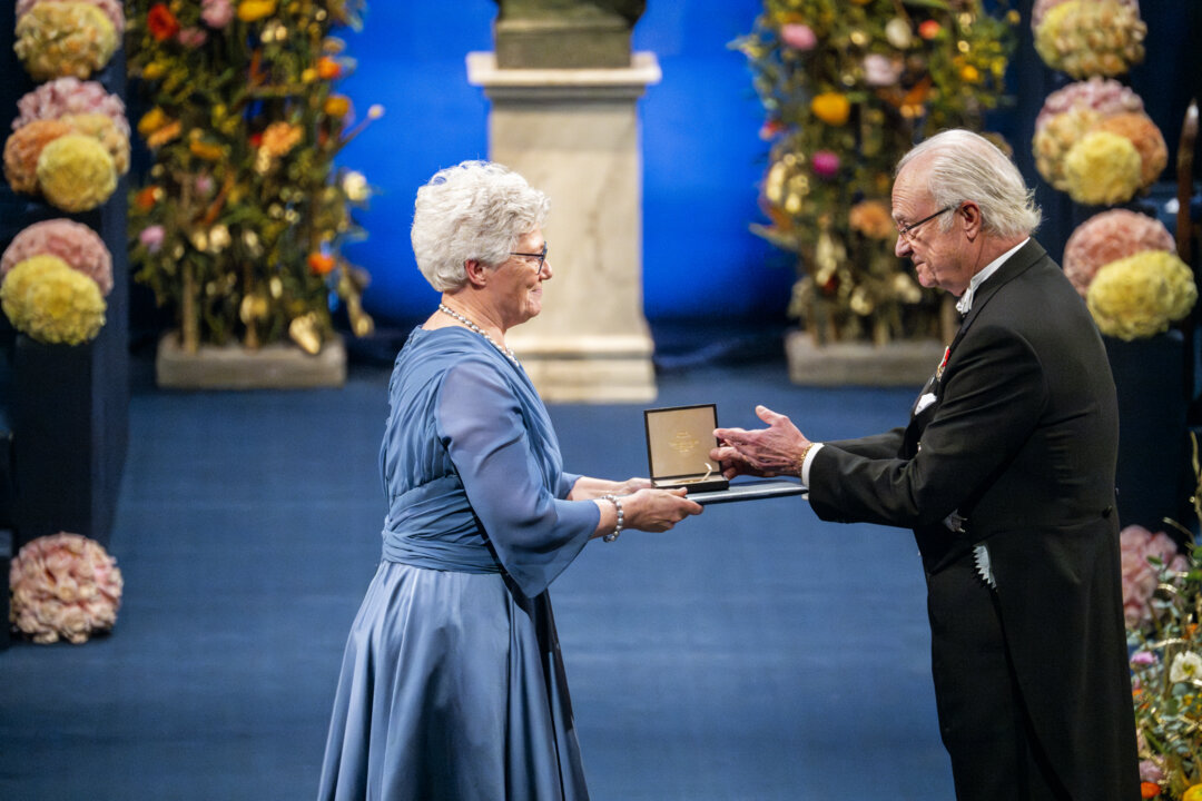 Anne L’Huillier receiving her Nobel Prize