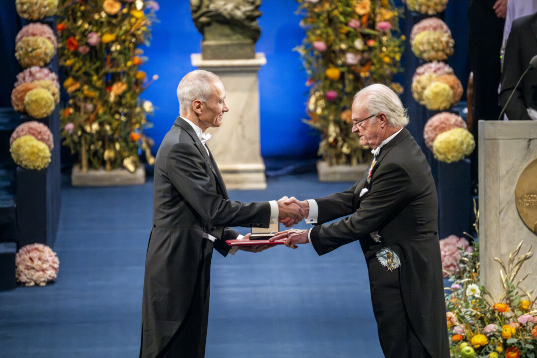 Moungi Bawendi receiving his Nobel Prize