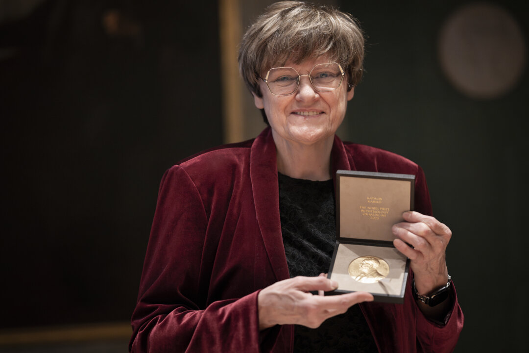 Katalin Karikó showing her Nobel Prize medal