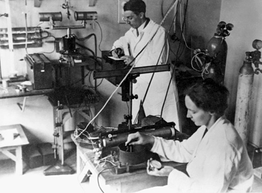 Frédéric and Irène Joliot-Curie in their physics laboratory