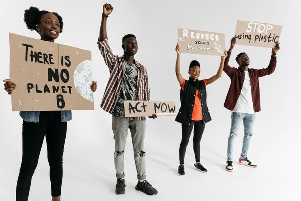 Dominez la Scène : Le Guide Ultime pour Parfaire Votre Routine de Stand-Up avec Inspiration et Maîtrise!